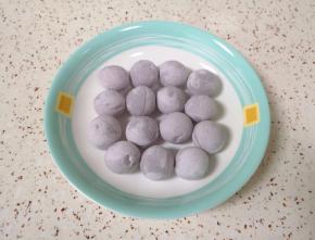 准备好黑糯米汤圆。