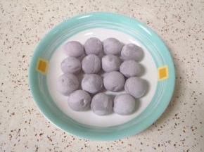 准备好黑糯米汤圆。