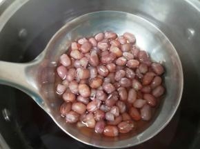 红豆煮好以后打开锅盖。