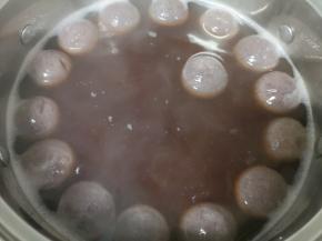 煮至汤圆飘起。