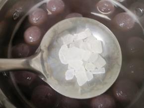 放入冰糖，小火煮至冰糖融化关火。