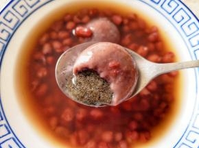 咬一口，黑芝麻馅的哦！
