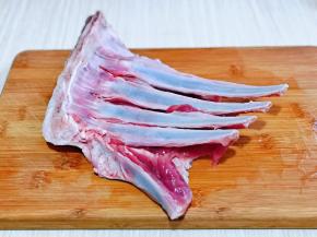 首先将羊排清洗干净，再用时候剪刀一根一根的剪开，我没有把它剪断，可以根据个人喜好来哈。