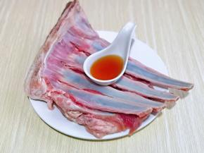 羊排放入器具中，加入料酒。