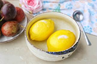 柠檬用粗盐搓干净表皮，洗干净后在清水中浸泡一下，把柠檬表面的蜡去掉。