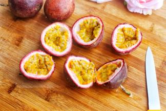 百香果从中间切开备用。