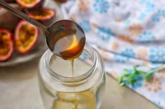 容器中先加一层厚厚的蜂蜜打底，