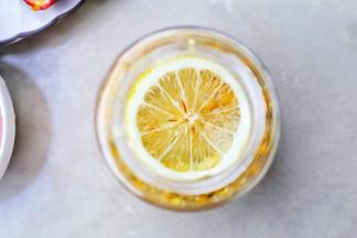 然后铺上一层柠檬。