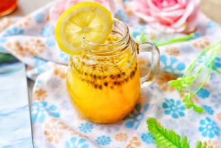 一个月白成一道光。