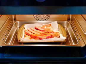 入蒸烤箱中层，200度烤30分钟，如果怕烤箱难清理，可以把羊排用油纸包起来烤。