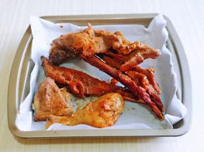 烤好后戴上隔热手套取出烤盘，换一张油纸，羊排放上，撒上孜然粉，刷上一层食用油，撒上白芝麻，入蒸烤箱蒸汽嫩烤40分钟。(喜欢吃辣也可以撒上一点辣椒粉）