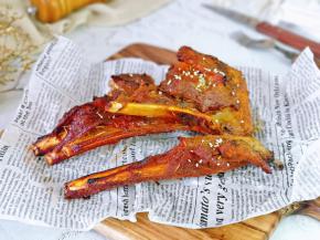 轻轻一拉就下来一根羊排。