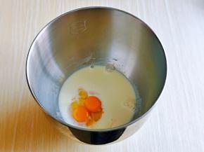 首先将牛奶，鸡蛋液倒入厨师机桶，再加入盐与糖，对角放。