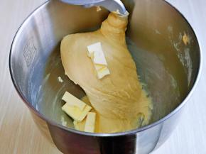 这时面团处于扩展阶段，加入室温软化的黄油，再次揉面一个程序。