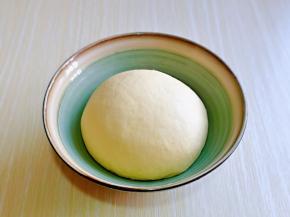 取出面团，揉圆放入器具中，入蒸箱进行二次发酵，室温发酵也可以，但一定要保持面团的湿度。