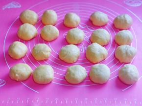 发酵好的面团，手指摁一下不回缩不反弹即为发酵完成，取出面团揉圆排气，在分割成20等份的小面团揉圆。