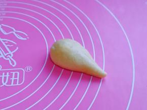 取一块面团，揉成上面粗，下面尖的形状，如图。