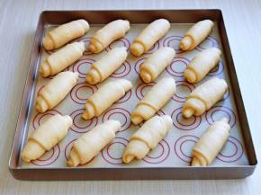 依次做好，摆入烤盘中。