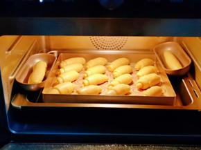 入蒸烤箱进行二次发酵，我的留了两个小面团宝贝要吃热狗，哈哈～