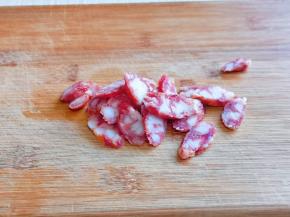 首先将腊肠切片。不要太薄。