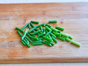 蒜薹洗干净切段。