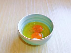 鸡蛋磕碗里，加入十三香，盐。