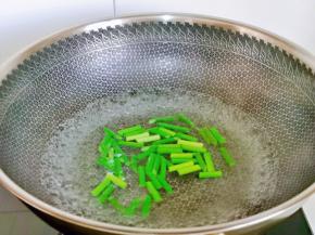 锅中加水烧开，下蒜薹，大火焯水30秒捞出。