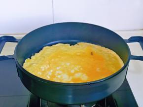 起油锅，倒入蛋液，小火煎蛋饼。