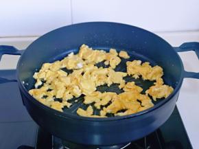 待表面凝固后，再用铲子铲碎，盛出备用。