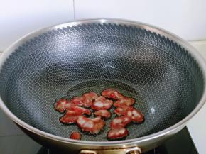 另起油锅，加入切好的腊肠小火煸炒。