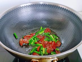 再加入焯水的蒜薹。