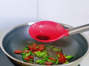 加入生抽，料酒翻炒均匀。