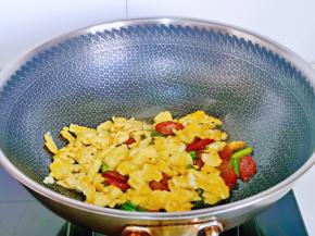 最后加入煎好的蛋，快速翻炒均匀，关火出锅。