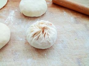 包入馅料。