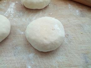 用手轻轻按压成饼状。我放的馅料比较多。依次做完。