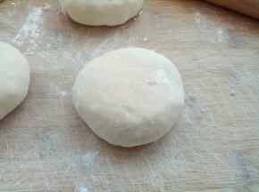 用手轻轻按压成饼状。我放的馅料比较多。依次做完。