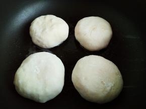 平底锅内抹油，放入饼胚小火煎制。