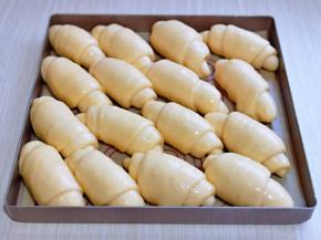 均匀刷上一层蛋液。