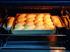 烤盘入烤箱中层的烤网上，上下管160度烤20分钟。(注意观察颜色，必要时加盖一张锡纸)