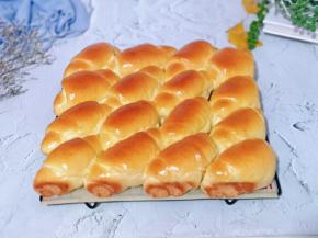 我这个后来又加烤了2分钟，喜欢这样的颜色，趁热脱模，放烤网上。