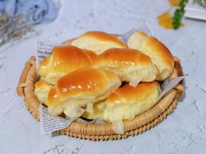 小家伙一口气吃了三个，还想吃。