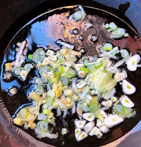 锅中倒入油加热放入葱姜蒜爆香