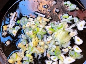 锅中倒入油加热放入葱姜蒜爆香