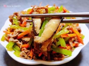 香菇和芹菜入口即有清新的味道又有肉香的回味