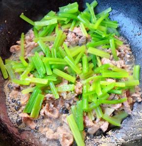 放入芹菜段翻炒均匀
