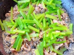 放入芹菜段翻炒均匀