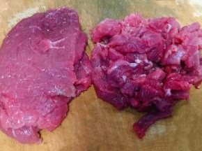 新鲜的牛肉在清水中浸泡半小时沥干水份牛肉切成肉丝