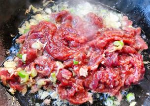 放入牛肉大火快速翻炒
