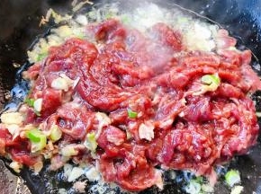 放入牛肉大火快速翻炒