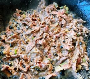 炒至牛肉变色也可以适当添加少许清水牛肉入味更佳